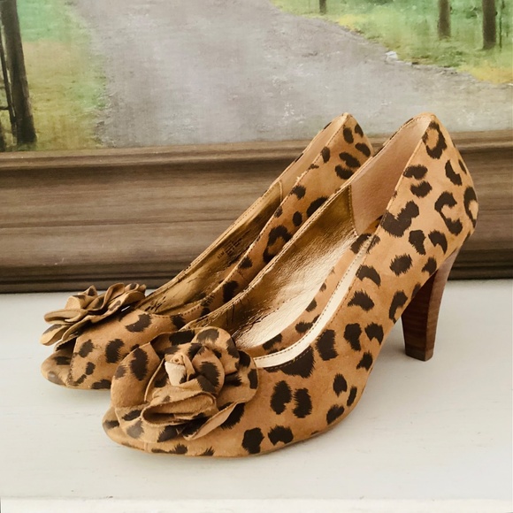 Sofft Size 9.5 M High Heel Pump Suede Leather Printed Leopard Peep Toe Rosette - Picture 3 of 15